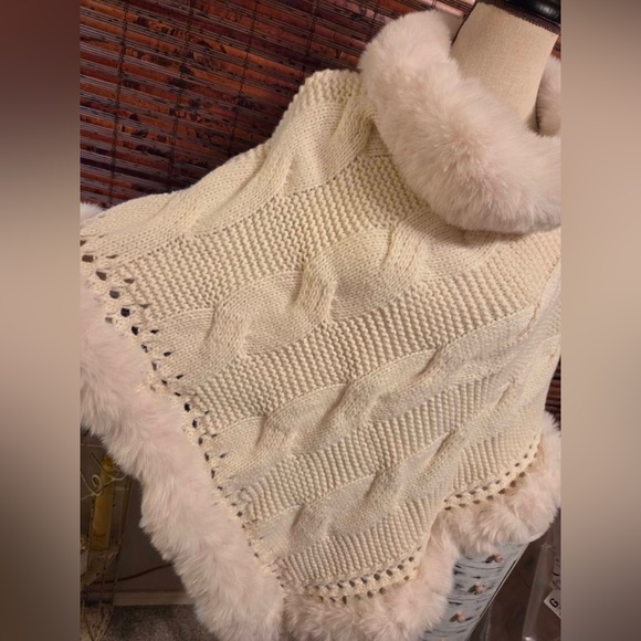 Moda Cream Cable-Knit Poncho with Faux Fur Trim - Picture 7 of 7